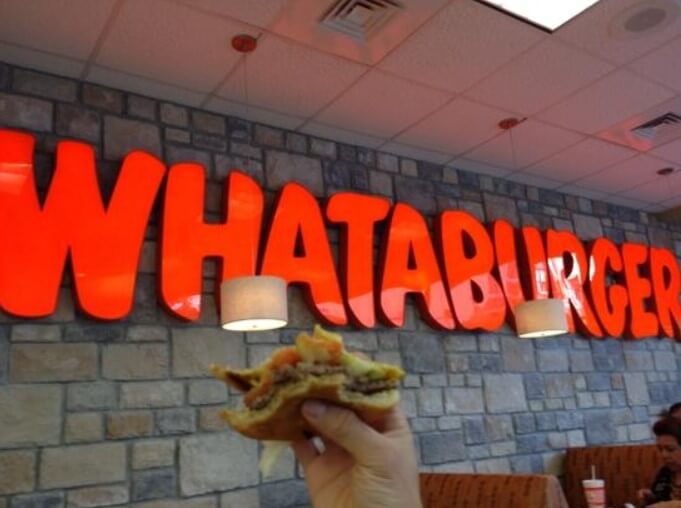 hasta que hora sirve desayuno whataburger