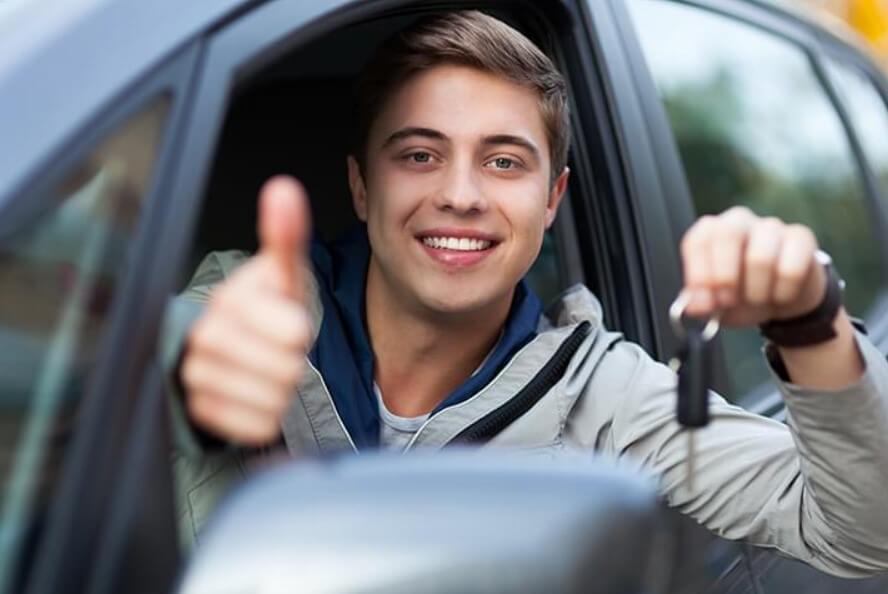 Puede arrendar un automóvil a los 18 años